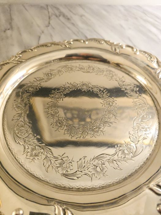 Salva em prata portuguesa águia asa aberta, centro cinzelado.