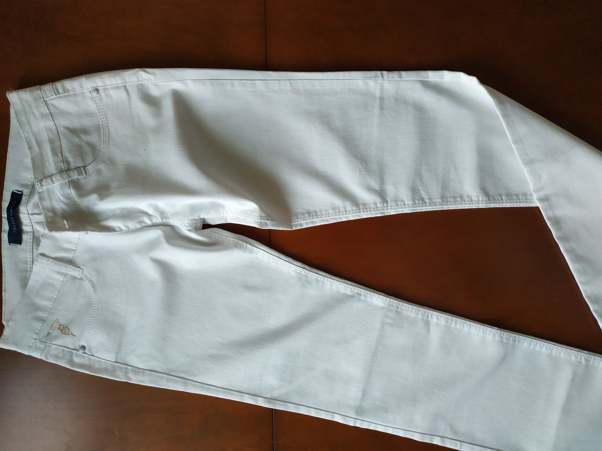 Літні білі джинси
