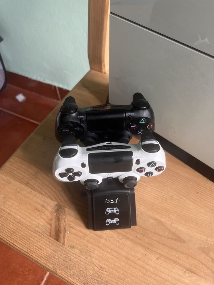 PS4 500GB + 2 comandos + Oferta carregador de 2 comando em simultaneo