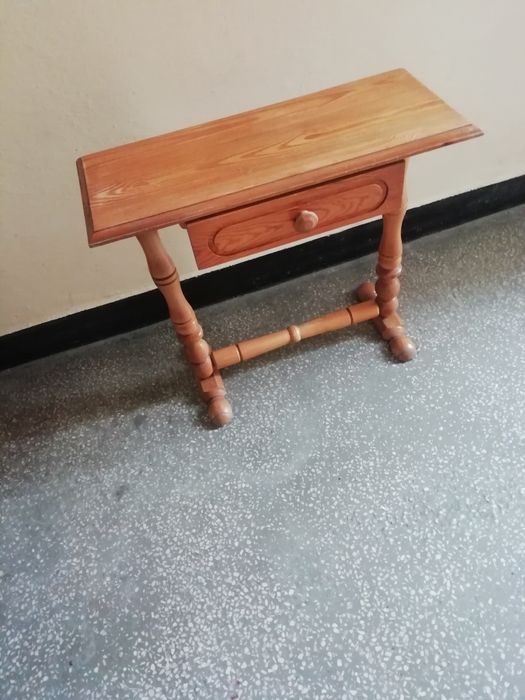 stolik - toaletkę z szufladką pochodzącą z czasów PRL