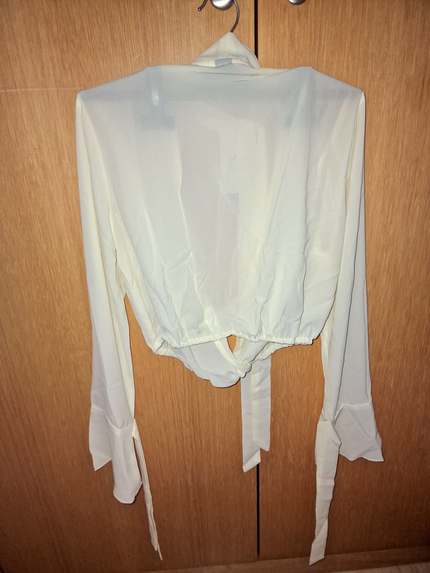 Blusa com Transparência Curta Damasco Creme Amarelo Claro com Fitas