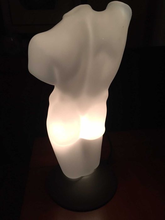 Candeeiro  -   estátua nu