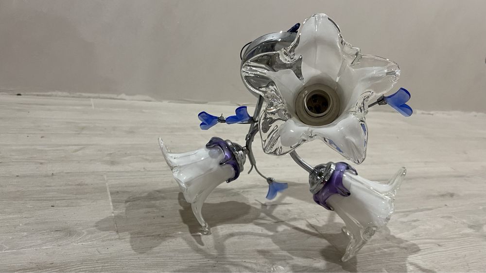 Люстра на три лампи