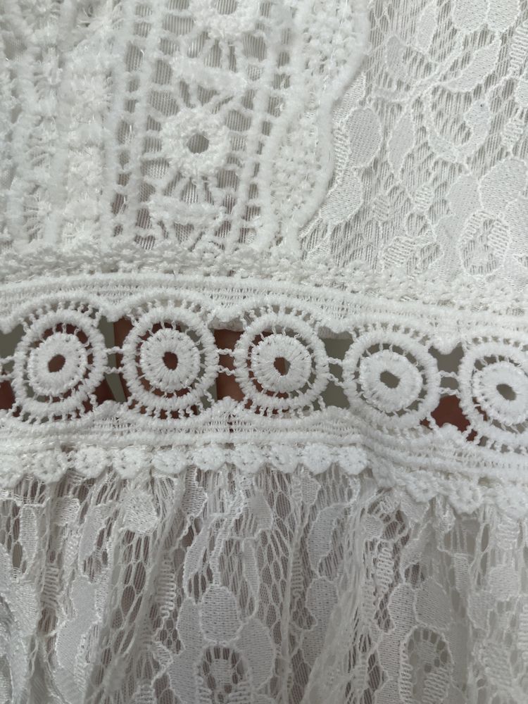 Biala sukienka w stulu Boho