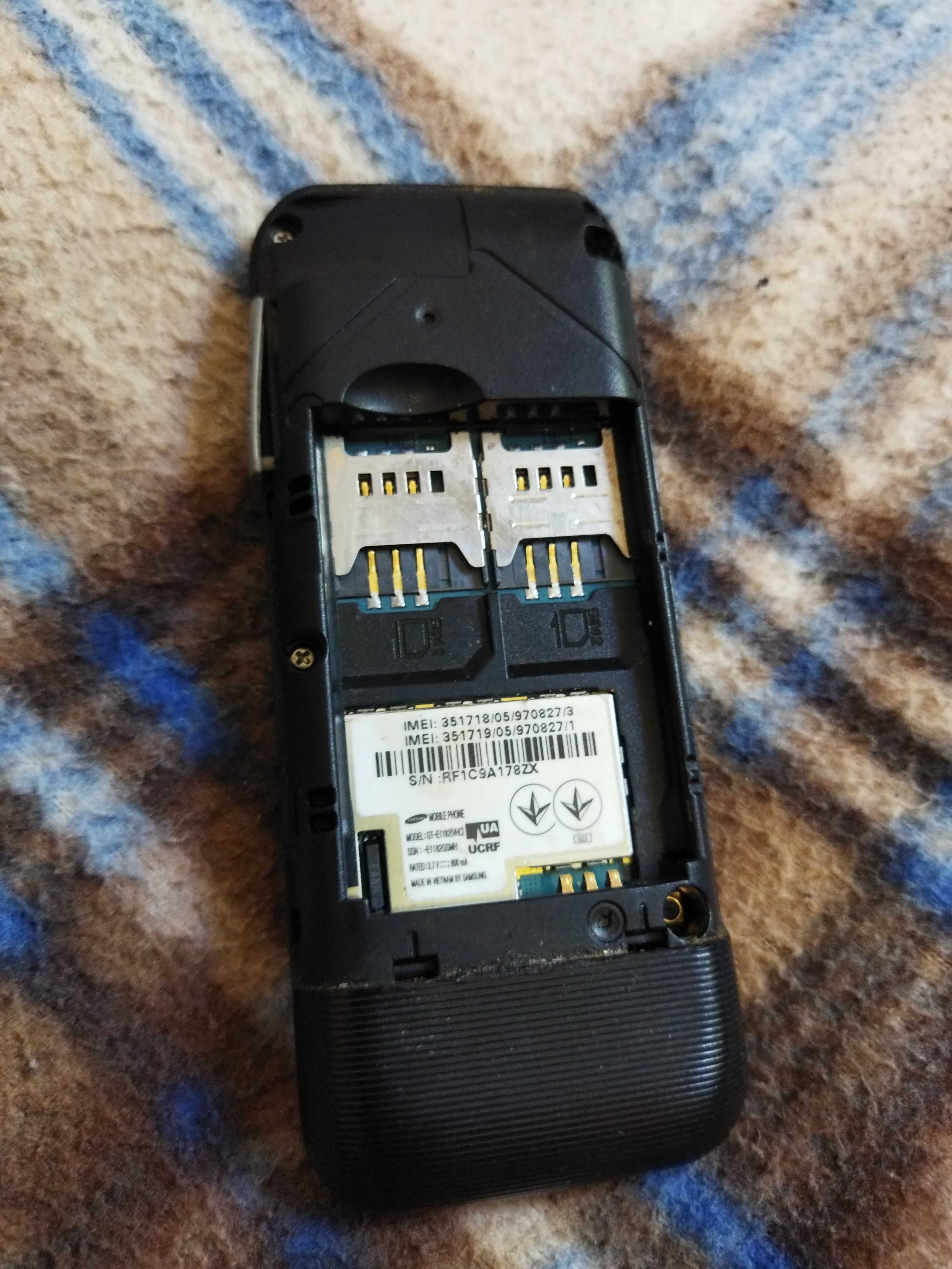 Samsung E1182 на 2 симки. Работает хорошо.