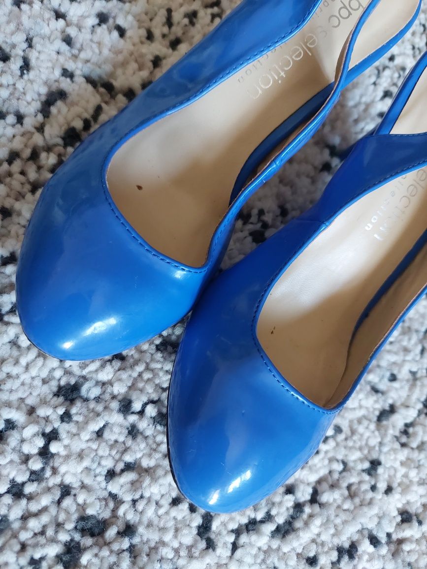 Sapatos de salto azul