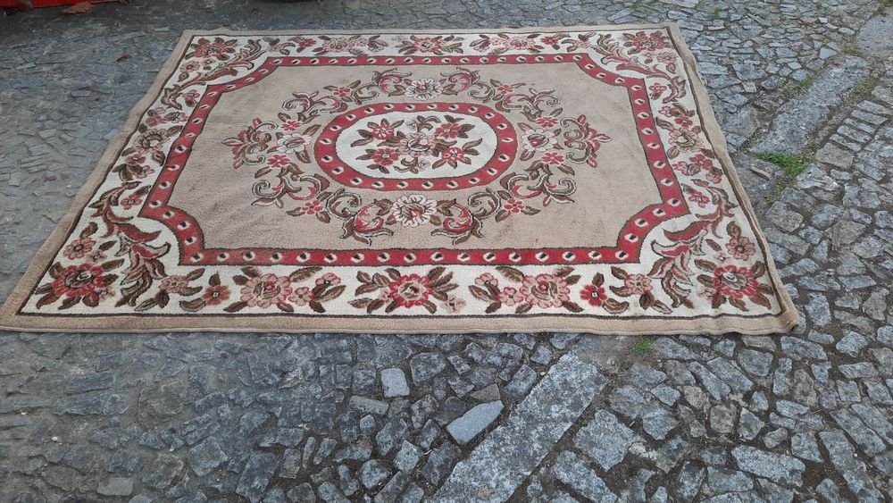 Tapetes e carpetes usados em estado razoável
