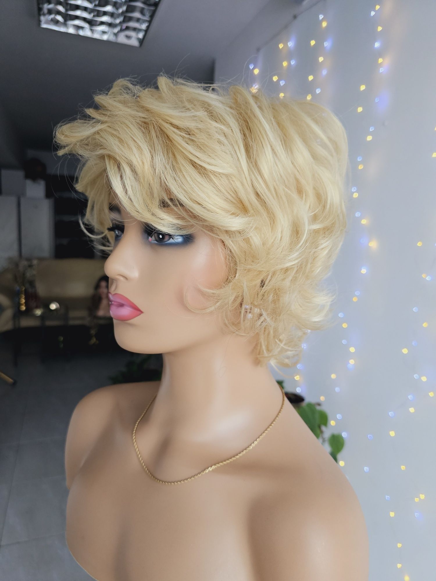 Krótka peruka blond naturalna fryzura KBS-12