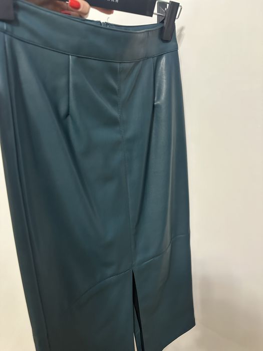 Spodnica ciemnozielona ekoskora Reserved roz XS