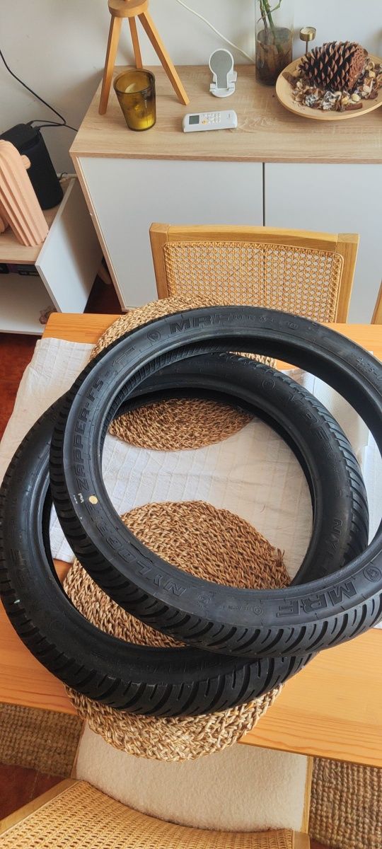 Dois pneus de mota frente e traz novos 100/90-17 e um 2.75-17