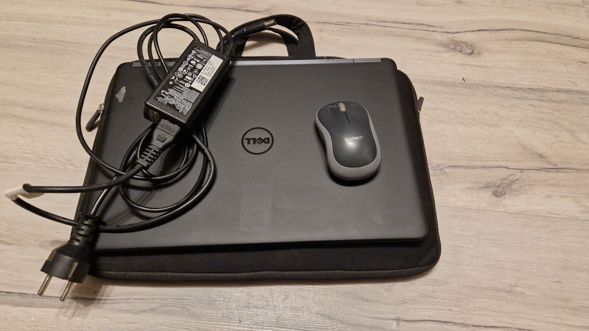 Laptop DELL 15'  256gb SSD, intel core i5 podświetlana klawiatura