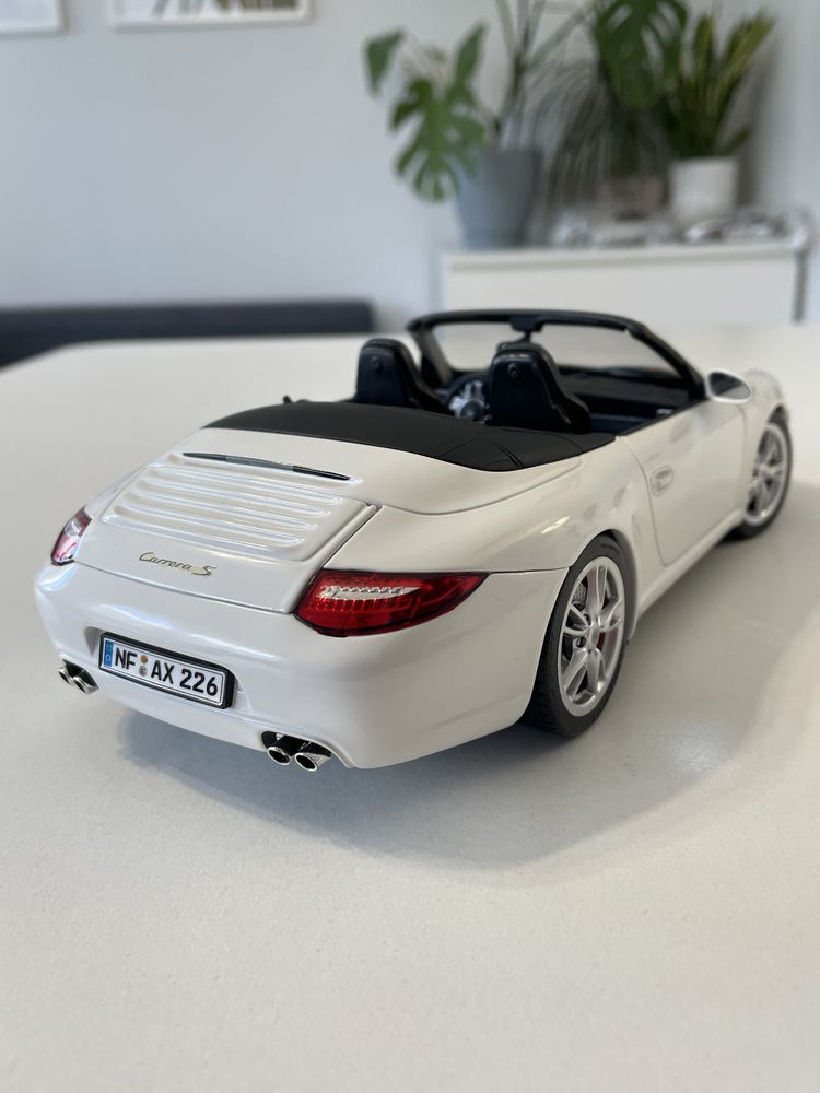 Model Porsche 911 Carrera S Cabrio (997.2) 2008 1/18 Norev manual 1:18