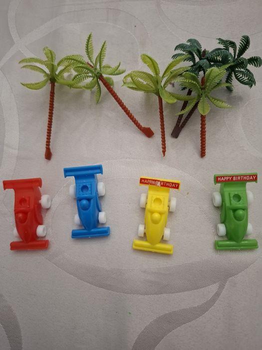 Miniaturas para bolo de aniversário com 4 carrinhos e 5 palmeiras