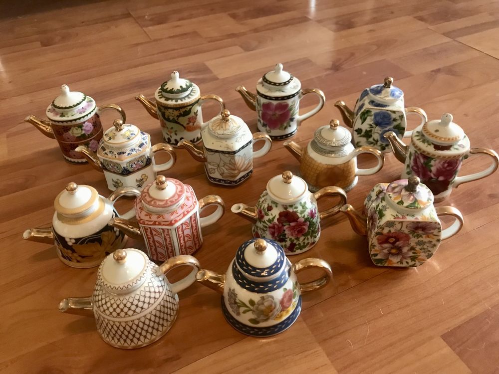 14 chaleiras ou bules em porcelana em miniatura