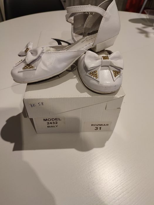 Białe buty komunijne