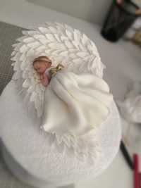 Figurka na tort Skrzydło anioła z dzieckiem - figurka cukrową