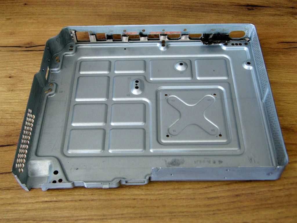 Dolna metalowa część obudowy konsoli XBox One S 1681