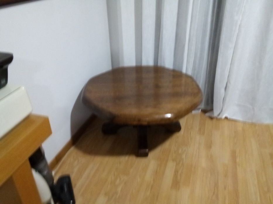 Mesa de centro em madeira maciça.  feito artesanal, peça única