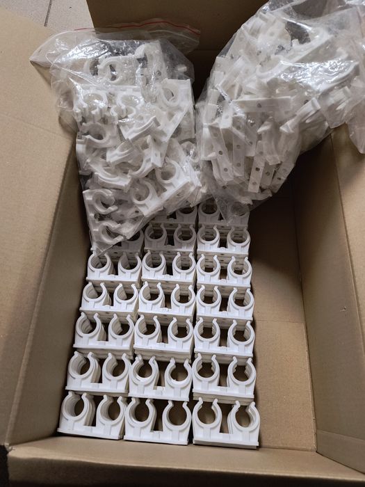 Uchwyt podwójny 25-28 z tuleja M8 190 sztuk