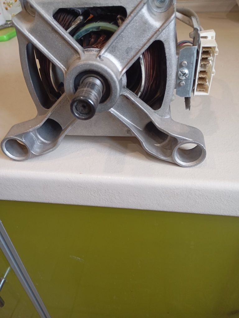 Продам мотор Индезит 5кг