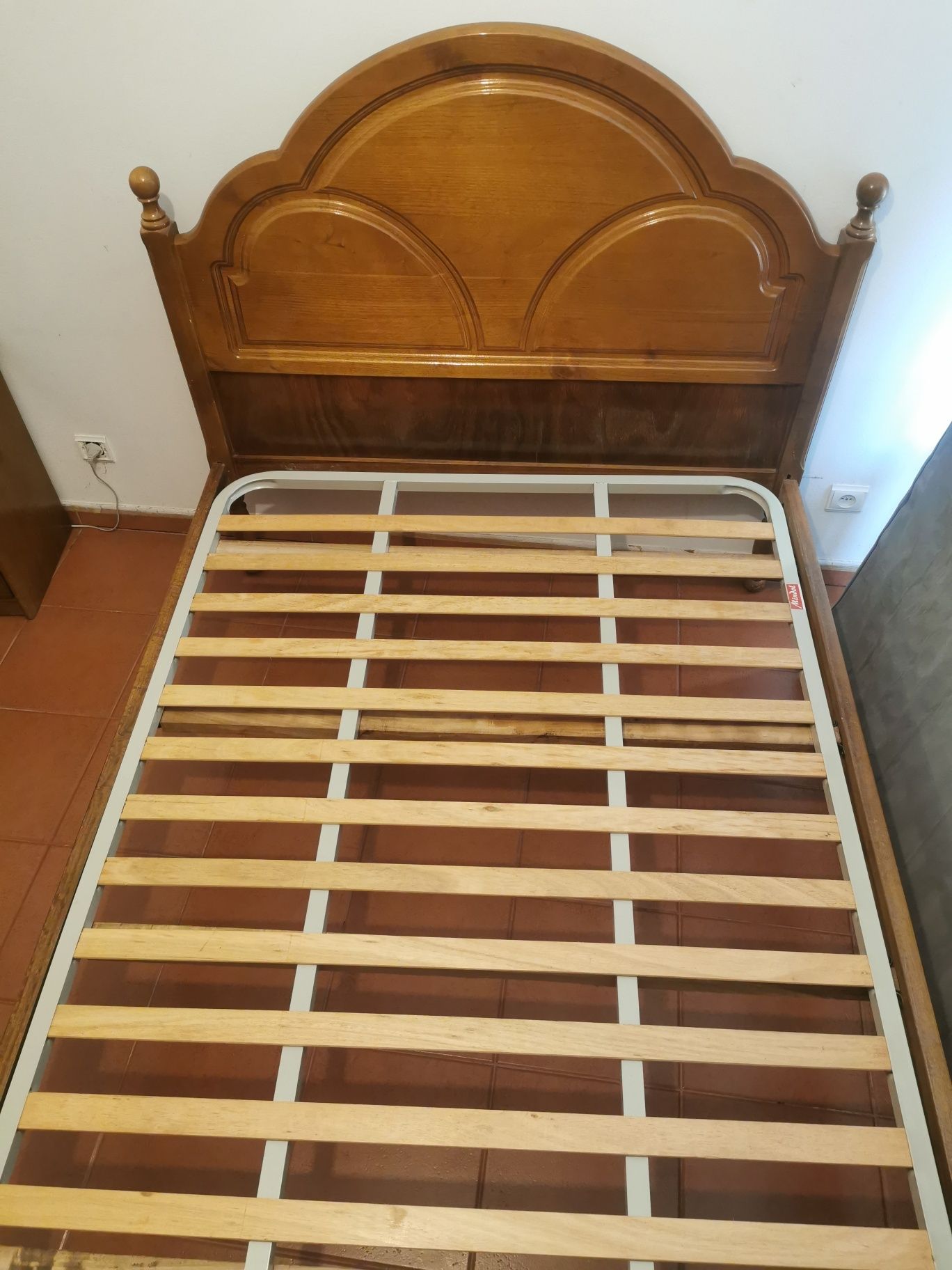 Cama de casal em madeira c/colchão ortopédico