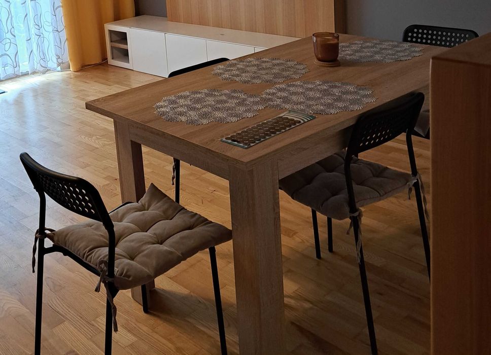 Stół z 4 krzesłami, gratis miękkie podkładki siedzeniowe.
