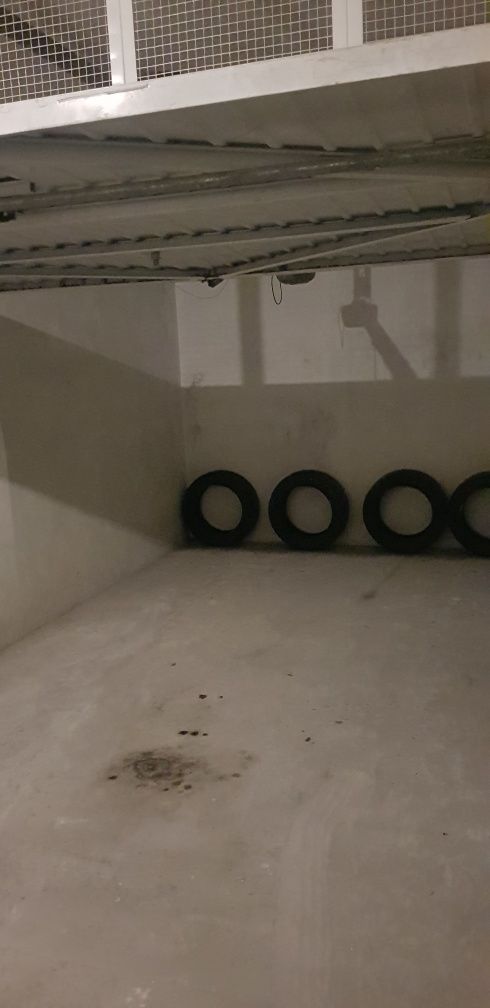 Garagem junto com carro clássico