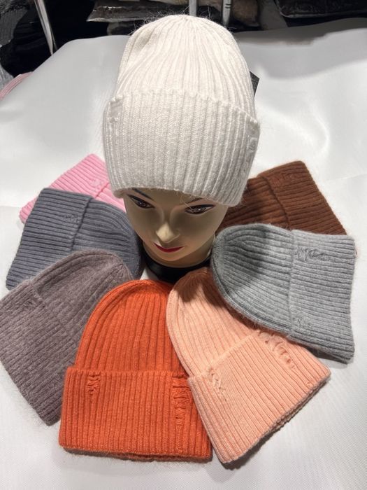 тепла зимня шапка