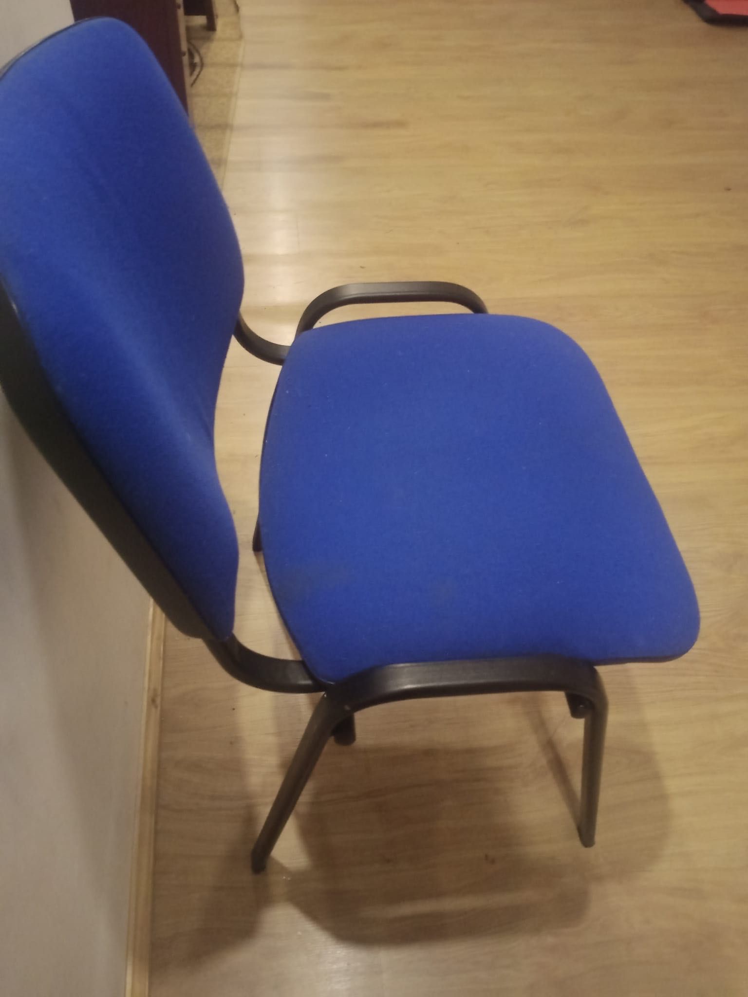 Krzesła plastikowe z materiałowym pokryciem