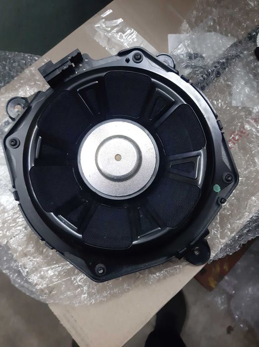 Усилитель  и сабуфер оригинал.  Мерседес