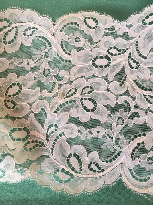 Renda bege com 18 cm de largura