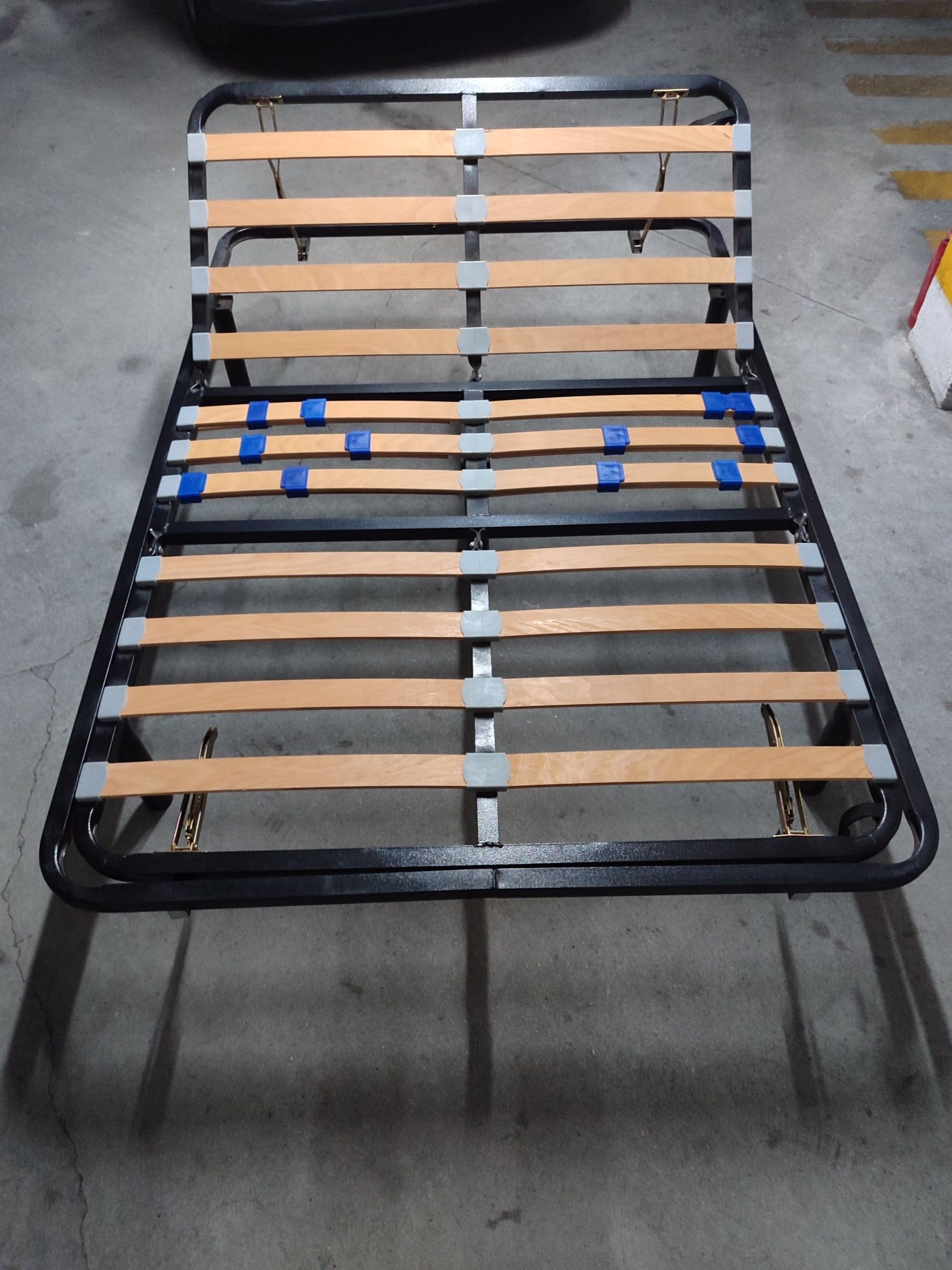 Estrado de cama metálico com colchão.