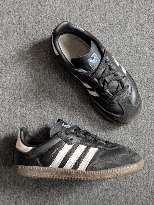 Adidas  оригінальні дитячі кросівки у гарному стані 26р
