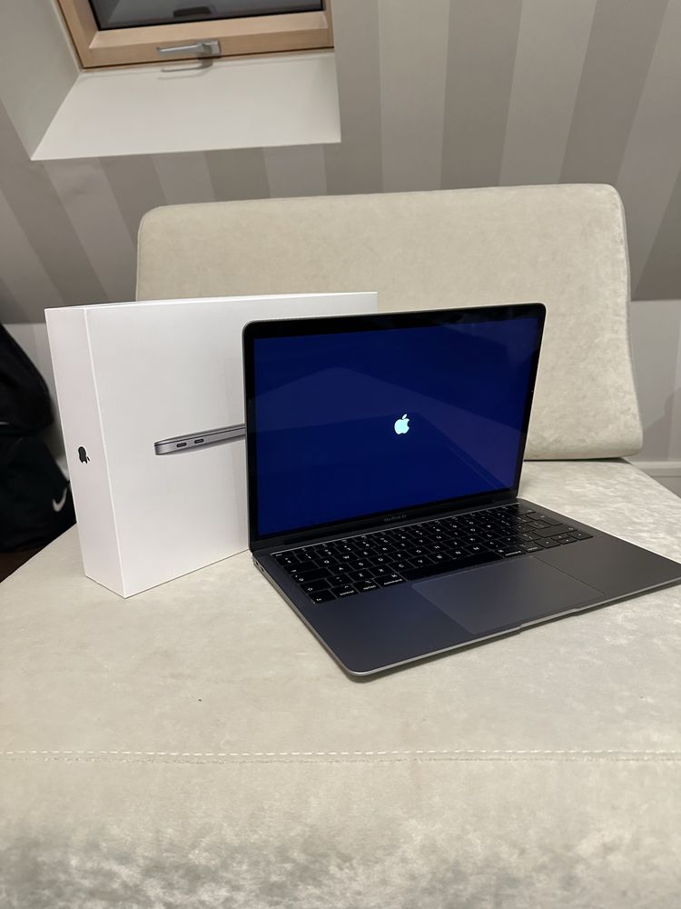 Macbook Air 13 / 1.6GHz i5 / 8gb RAM / 128gb SSD /