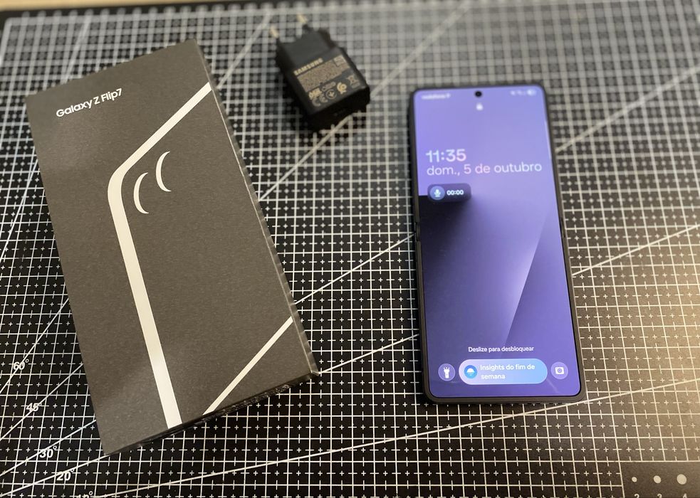 Galaxy Z Flip 7 512GB - Jet Black + Carregador Super Fast Charging