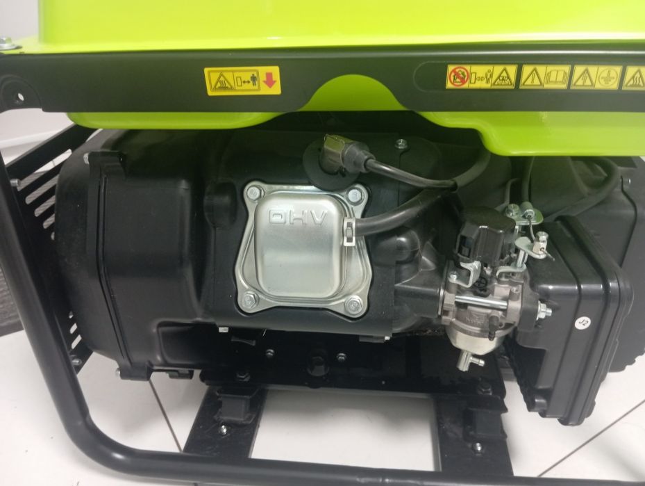 Бензиновий генератор