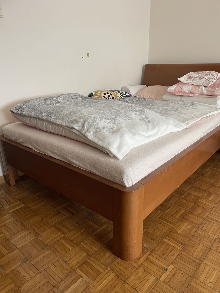Łóżko drewniane dębowe solidne z grubym  materacem