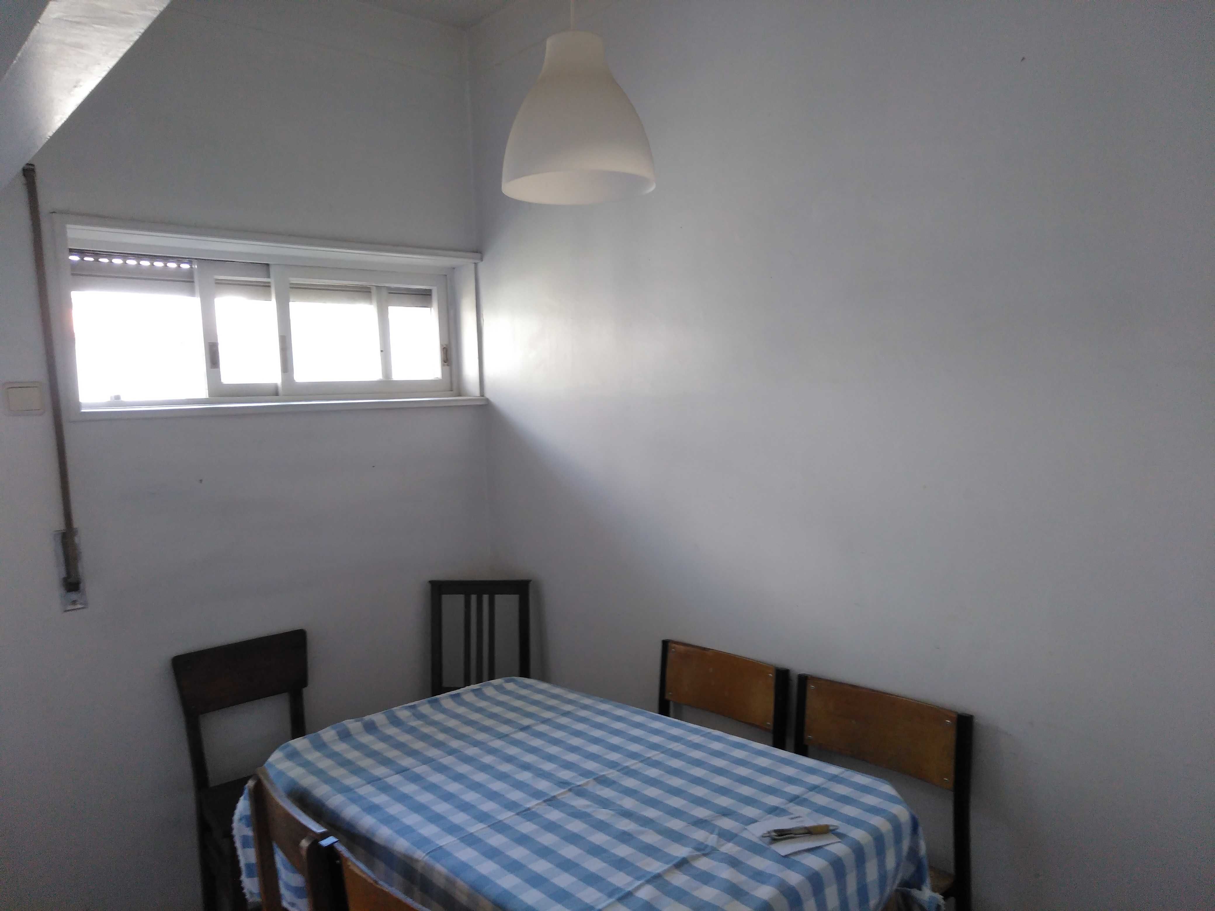 Quarto 350€ Contas incl. meninas estudantes R. Serpa Pinto/Continente