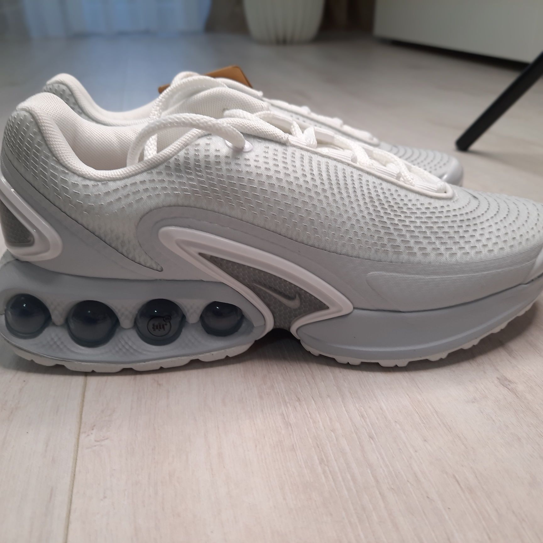 Оригінальні жіночі кросівки NIKE W AIR MAX DN FJ3145-100

9