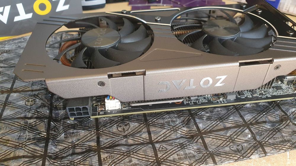 Placa gráfica ZOTAC Geforce GTX1060 3GB na caixa original.