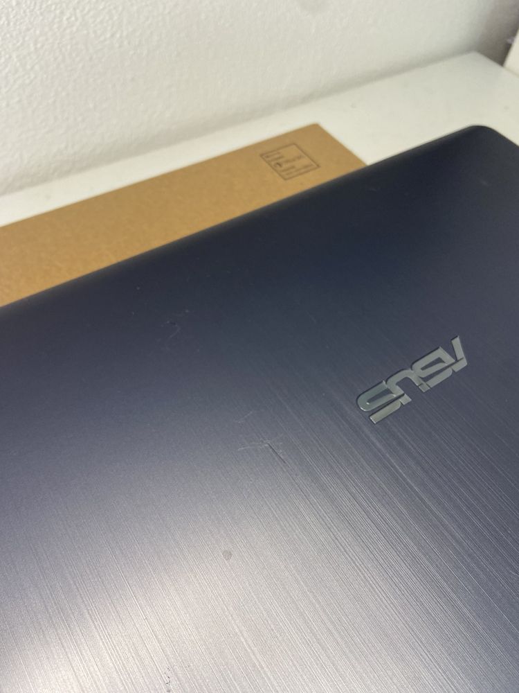 Portátil ASUS Vivo Book leve e em bom estado de conservação