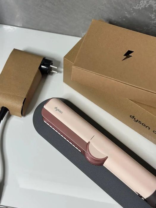 Dyson AirStrait з Європи — одночасне сушіння та вирівнювання