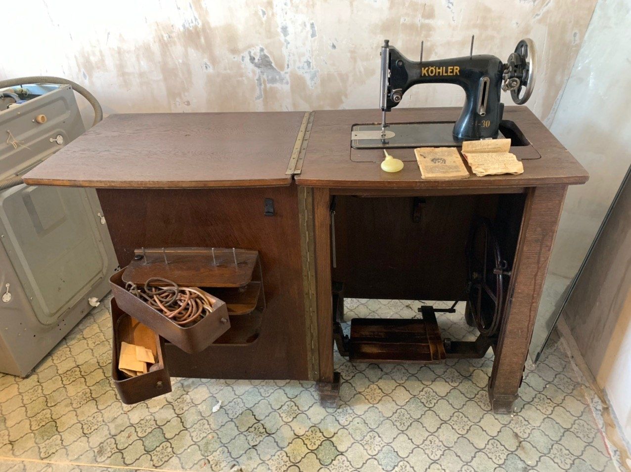 Немецкая старинная швейная машина.
