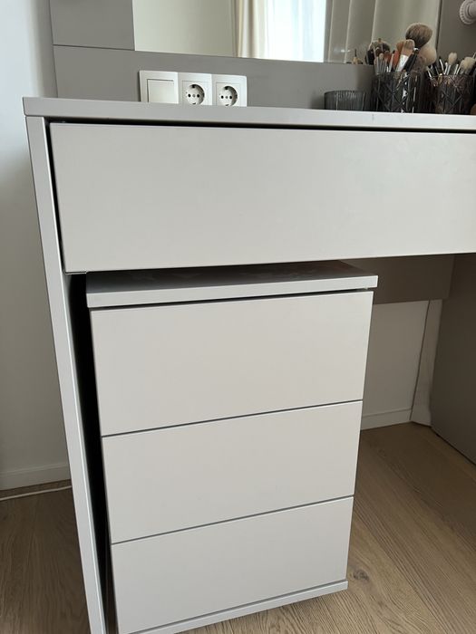 стіл візажний, з якісних матеріалів