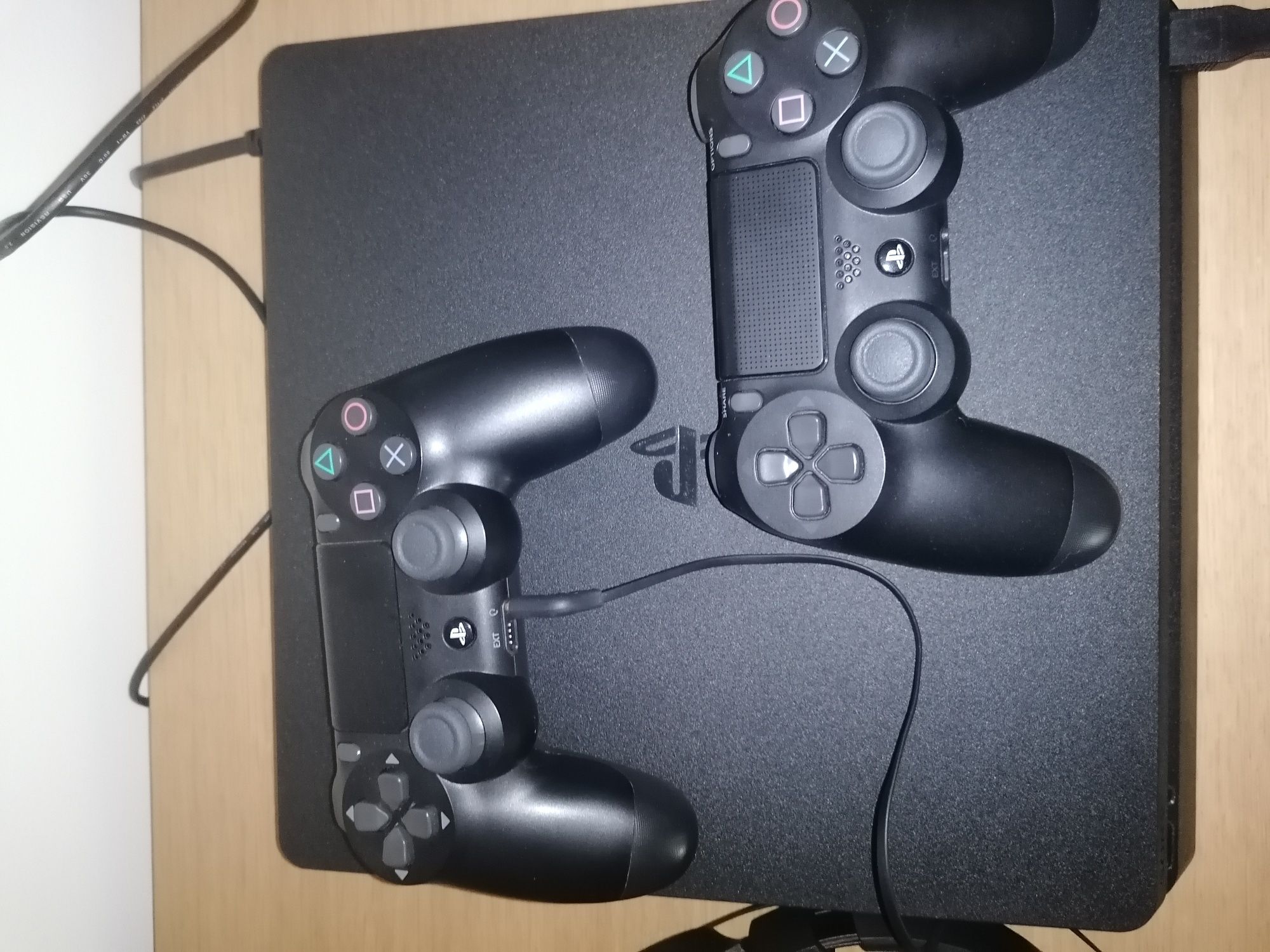 PS4 Slim 500GB + 34 jogos + 2 comandos - excelente estado