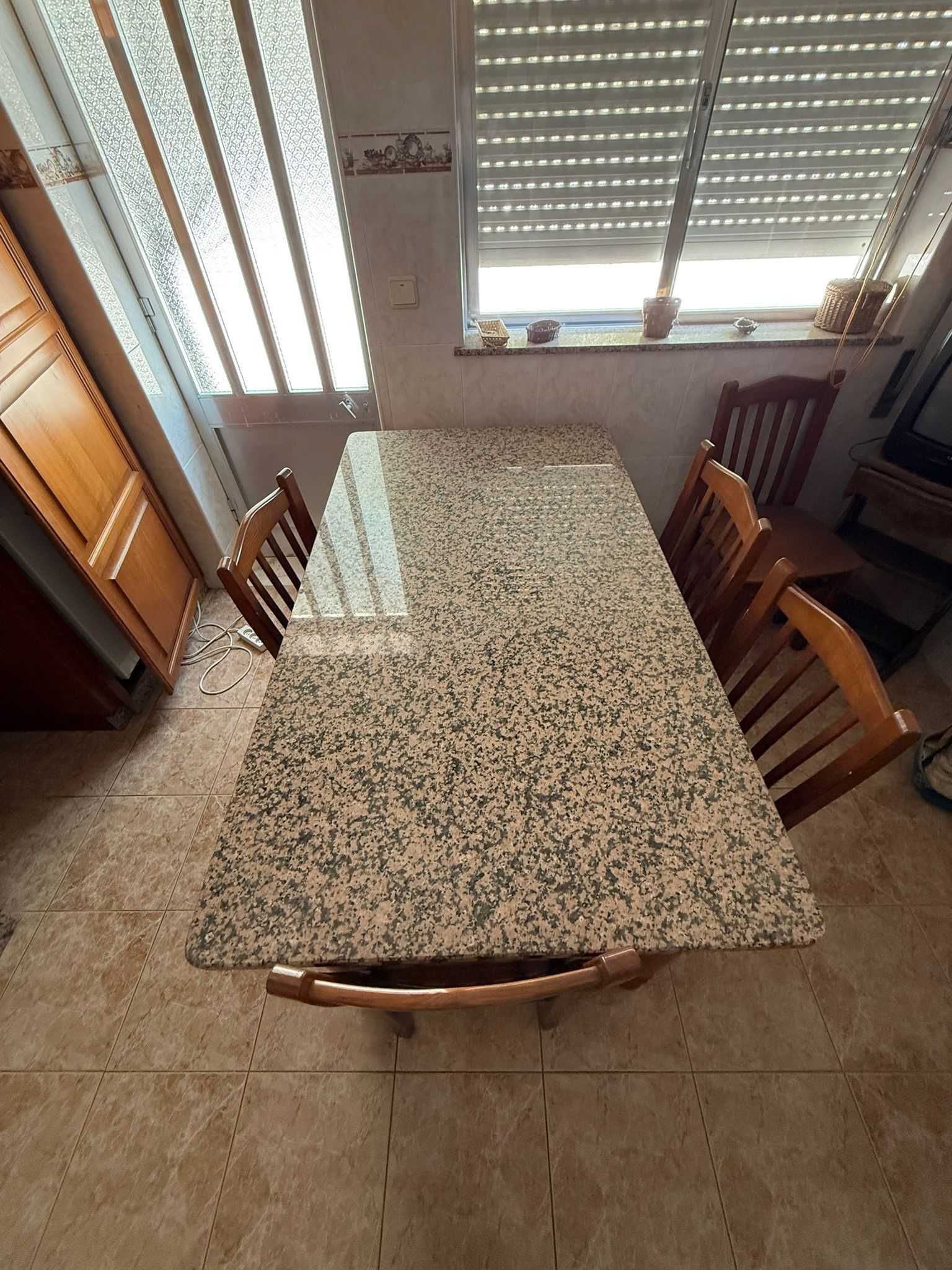 Mesa com tampo de granito e 6 cadeiras, tudo em cerejeira