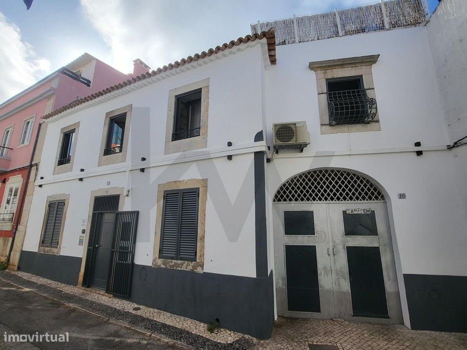 Prédio Reabilitado com 6 quartos, Pátio e Açoteias em Faro
