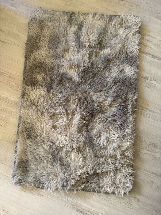 Futrzany szary dywanik popielaty nowy dywan mięciutki do sypialni