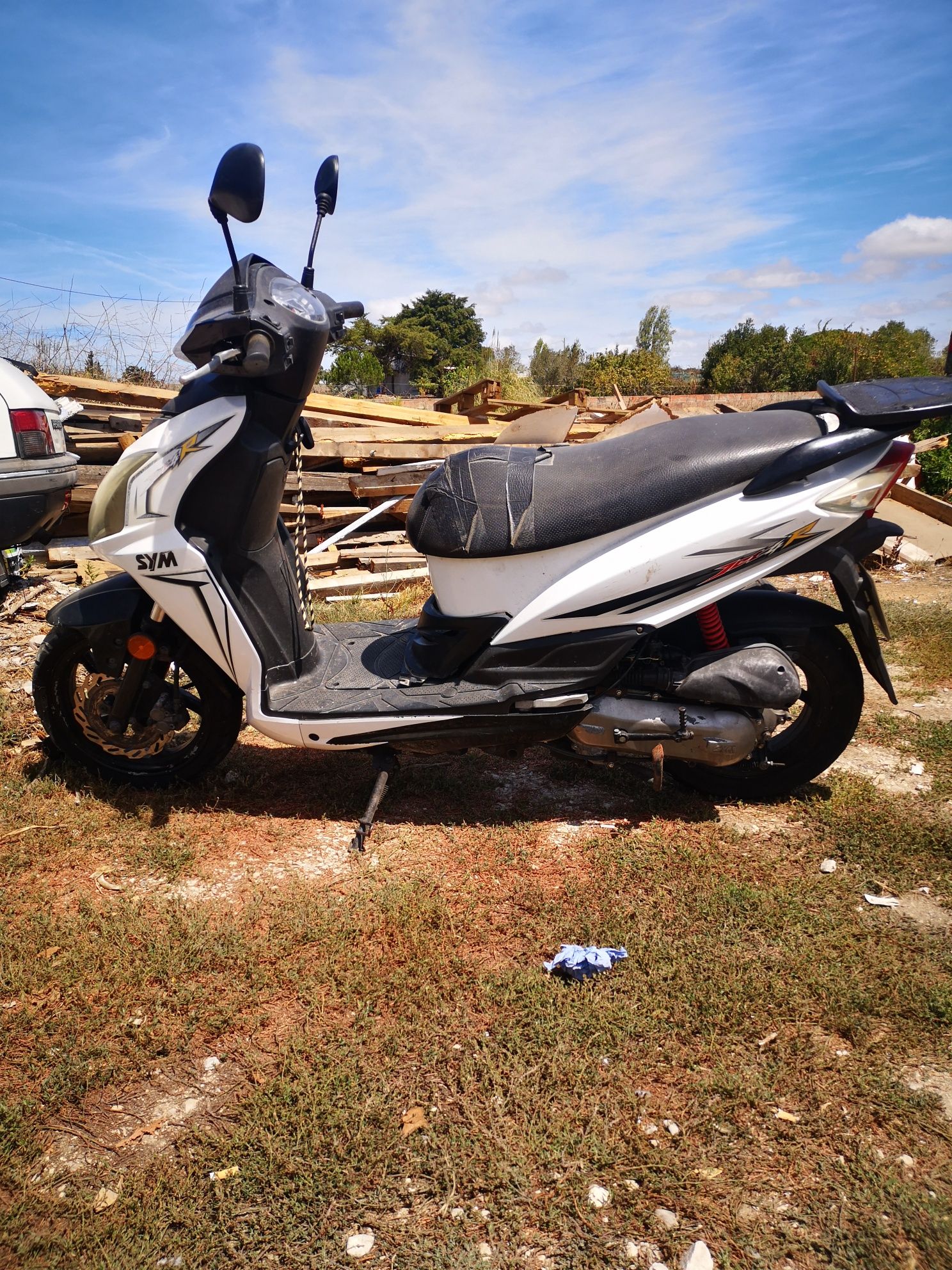 Troco ou vendo por algo do mesmos valores sym jet 4r  50 cc