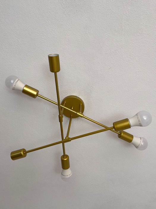 Candeeiro de tecto dourado